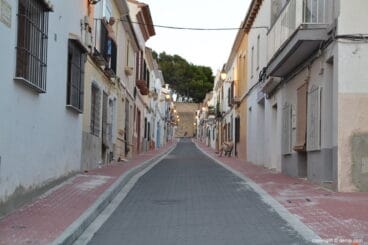asfalto de la calle san francisco de denia