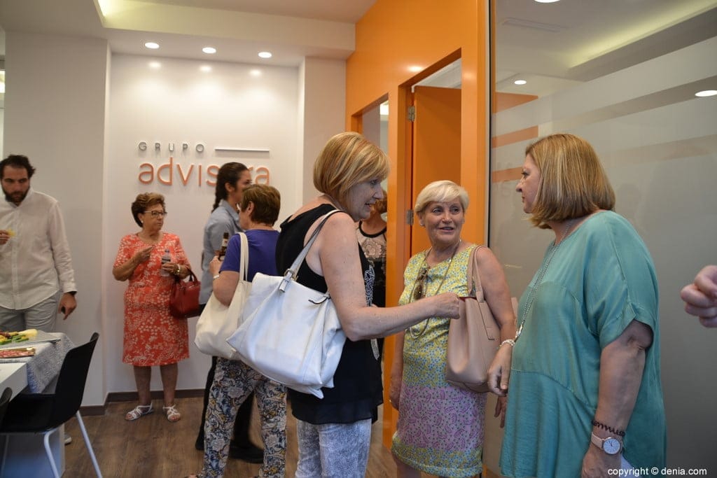 asistentes a la inauguracion de las oficinas del grupo advisora