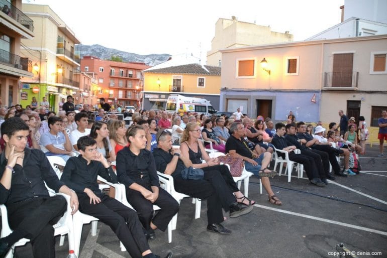 Asistentes al concierto de la colla Xirimitabs de Xàbia