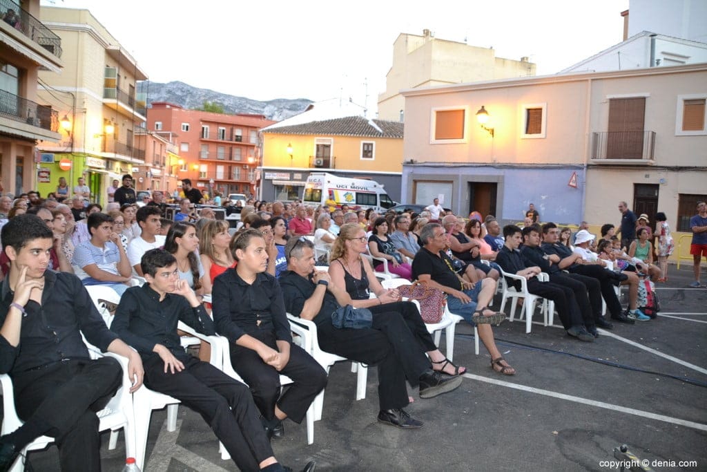 asistentes al concierto de la colla xirimitabs de xabia