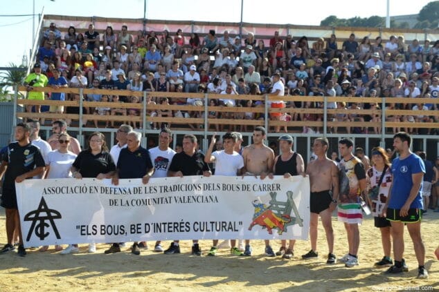asociaciones concentradas en favor de los bous a la mar en denia