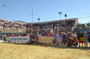 asociaciones concentradas en favor de los bous a la mar en denia en la plaza