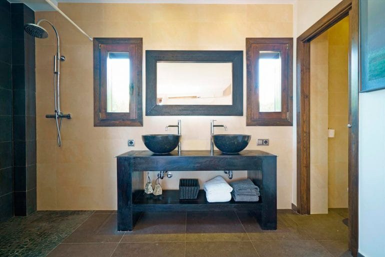 Baño de la casa Aguila Rent a Villa