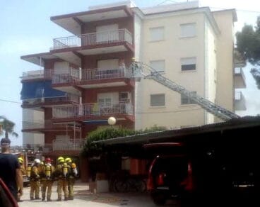 bomberos en los apartamentos afectados