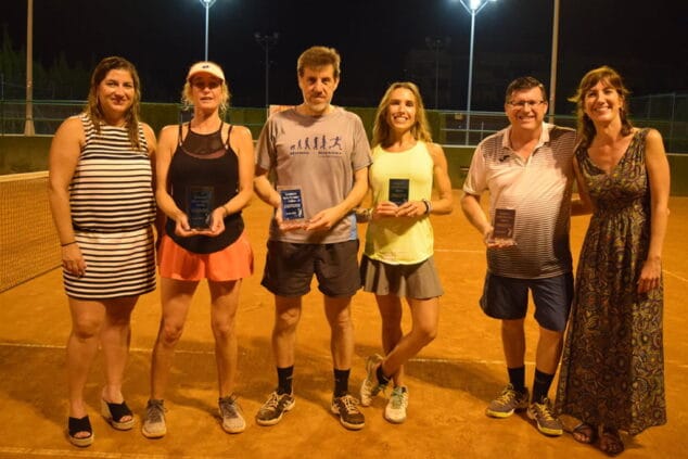 Dani Petken y Elsa Bordehore se apuntaron el 'VII Memorial Juan Periañez' disputado en el Club Tenis Dénia 9 campeones y finalistas del torneo nocturno de tenis del ct denia