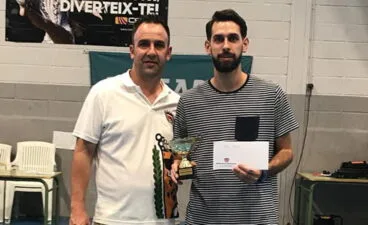 Capitán de Spai Vital con el trofeo