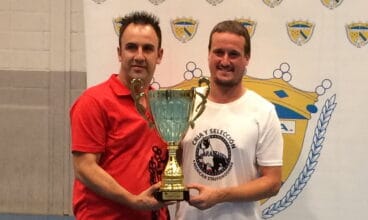 capitan del darastasffs beniarbeig con el trofeo de campeon