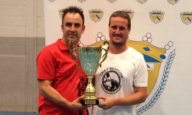 capitan del darastasffs beniarbeig con el trofeo de campeon