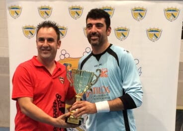 Capitán del P Stilos Ràfol con el trofeo de subcampeón