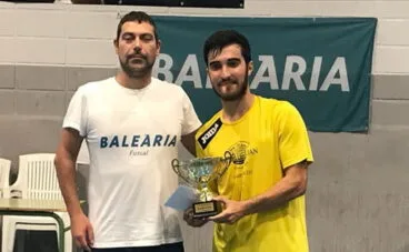 Capitán del Prayfors Barbers con el trofeo de campeón