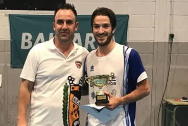 Capitán Seguros-Audífonos Romany con el trofeo