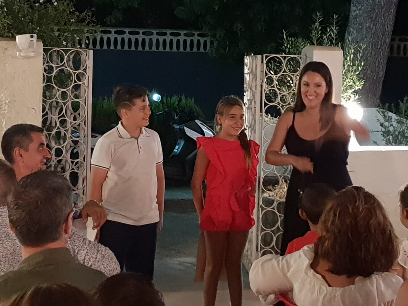 Cena de carrozas en la falla Campaments