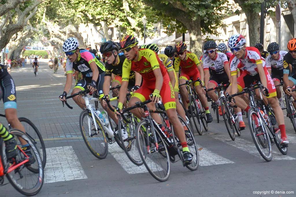 Vuelve el ciclismo al centro de Dénia con el <em>'XL Trofeu Santisíma Sang'</em> 2 ciclistas en peloton en el pasado trofeo santissima sang