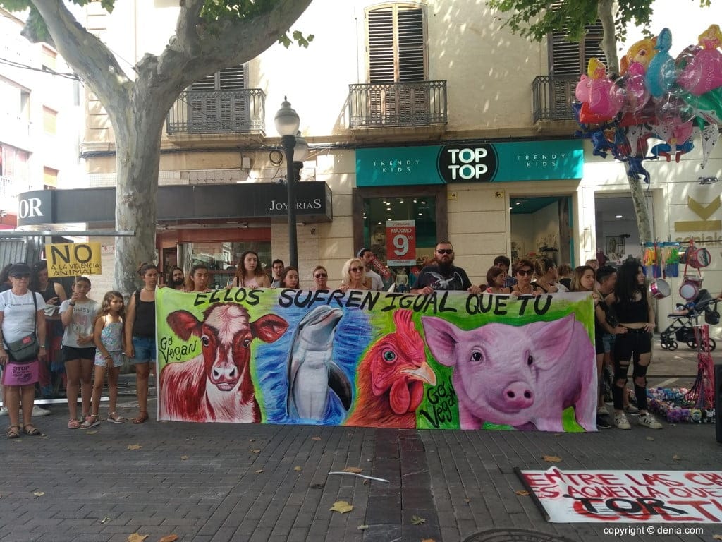 colectivos antitaurinos se concentran en denia