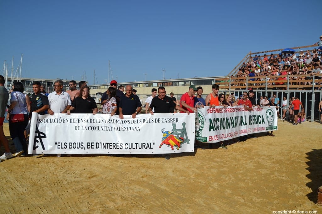 colectivos manifestandose en denia en favor de bous a la mar