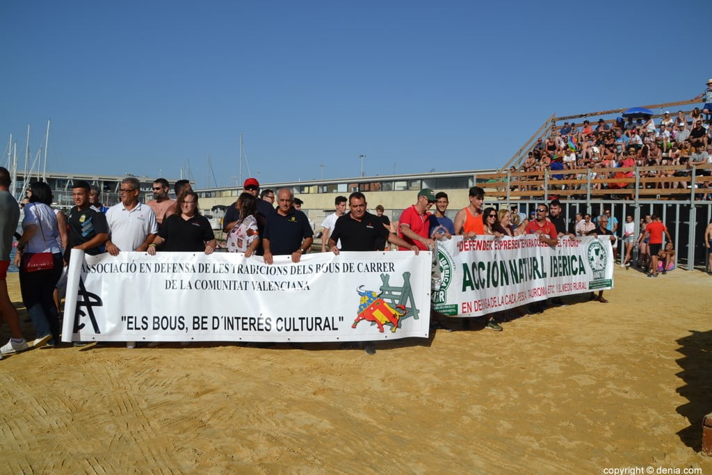 Colectivos manifestándose en Dénia en favor de Bous a la Mar