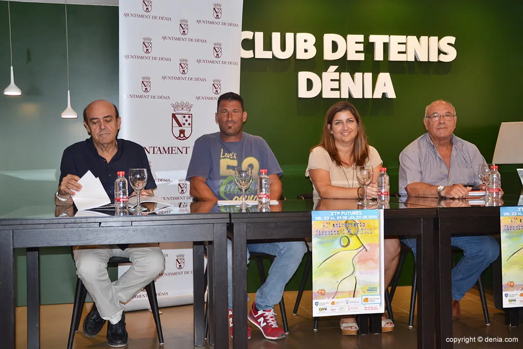 Presentación en el Club Tenis Dénia del 'XXXX Circuito Orysol' 1 dirigentes del ct denia junto al edil vicent crespo en la presentacion del circuito orysol