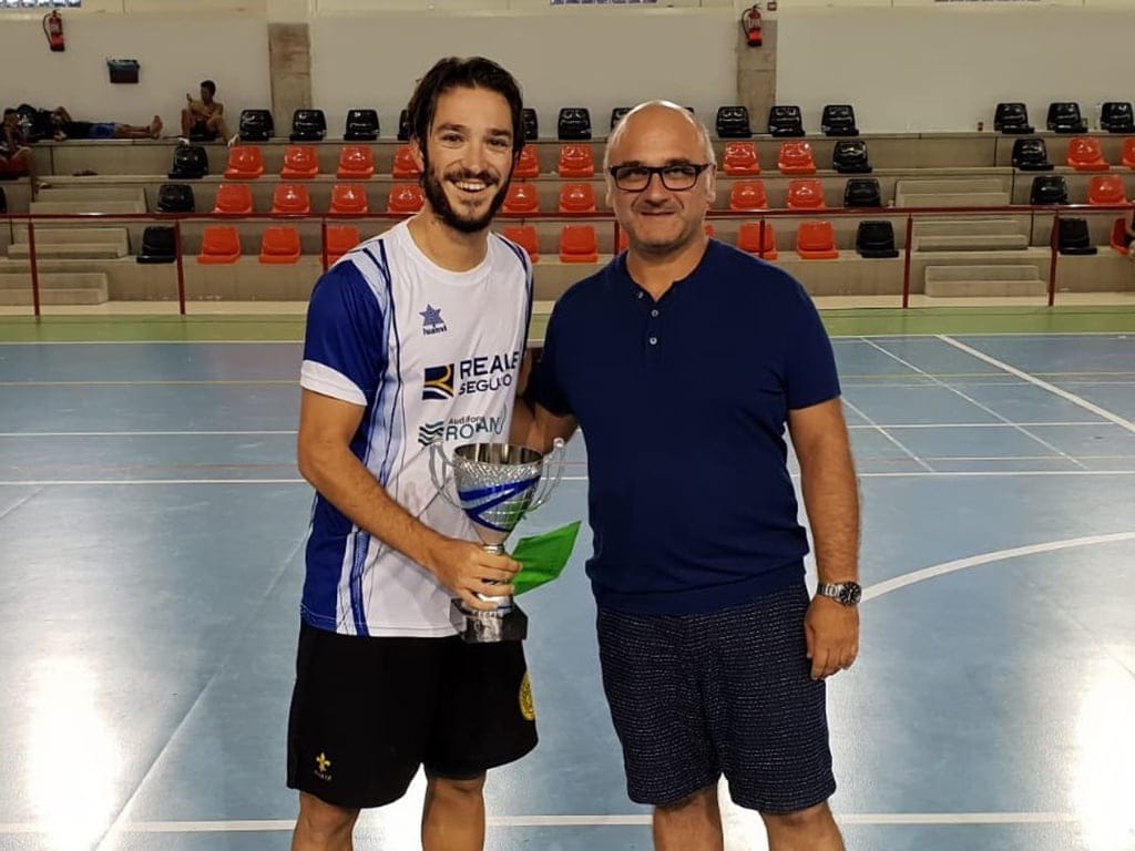 edu romany con el trofeo de campeon de las 24 horas de rafol