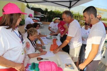 Entrega de dorsales en la jornada solidaria de remo