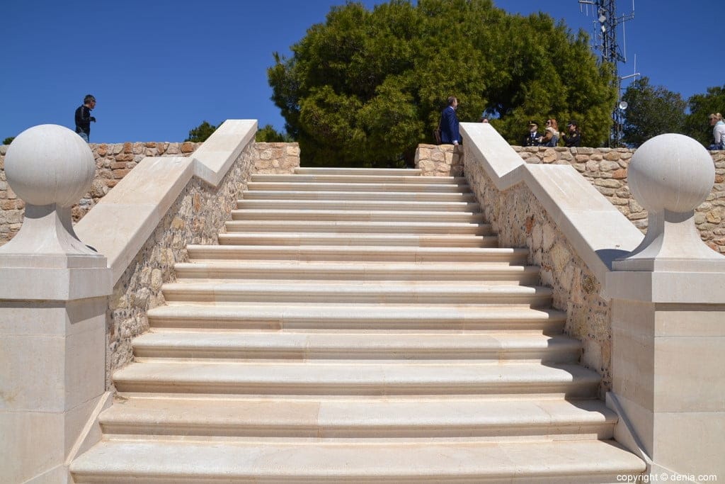 escalera del palau del castillo de denia