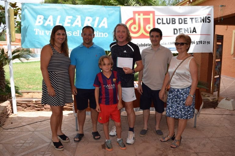 Familia Periañez con uno de los finalistas del torneo