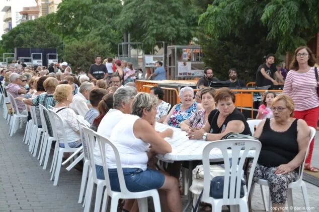Los quintos 2018 repartieron 3.000 cocas a 1.500 personas en la calle La Vía 5 gente esperando el reparto de cocas