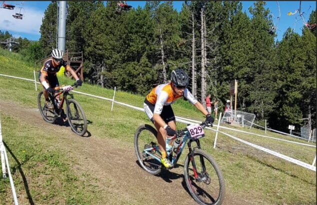 glora medina adelantando a una participante
