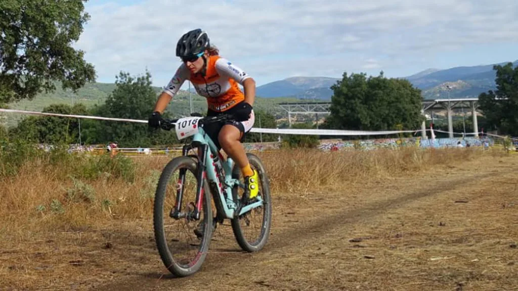 Buen papel de Gloria Medina y Ayda Parra en el 'Campeonato de España BTT' 1 gloria medina en el nacional de btt disputando en morazarzal