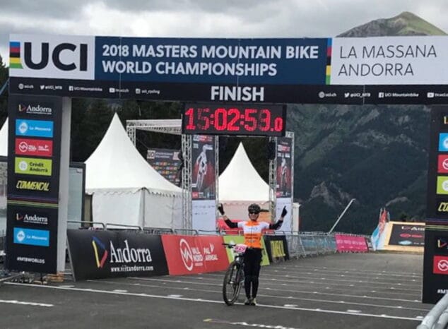 Gloria Medina del Multiesport-UCMontgó fue octava en la categoría F35 del Mundial Master de BTT 5 gloria medina en la meta de la massana