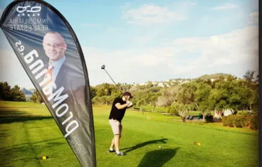 golfista dando un golpe