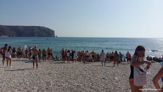 Varios podios para el Club Dénia Triatló en la 'IX Travesía a nado de Xàbia' 24 gran ambien en la salida travesia a nado xabia