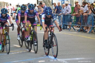Grupo femenino de ciclistas cadetes