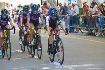 Grupo femenino de ciclistas cadetes