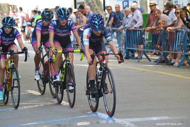 grupo femenino de ciclistas cadetes