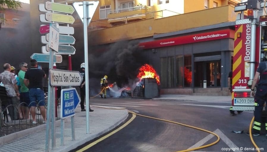 incendio en unos contenedores en la avenida del montgo de denia
