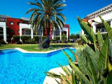 jardin y piscina vacation villas