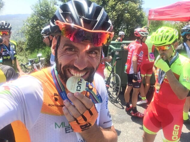 javier almela mordiendo la medalla