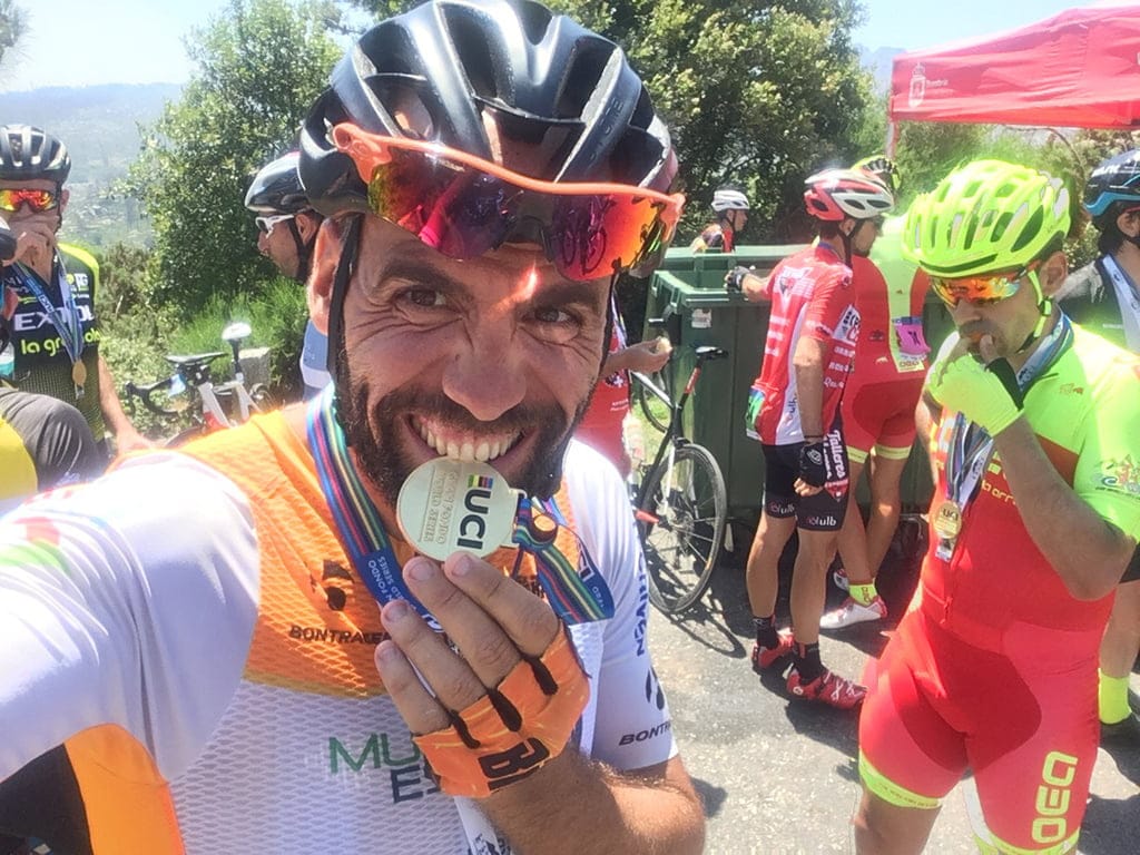 javier almela mordiendo la medalla