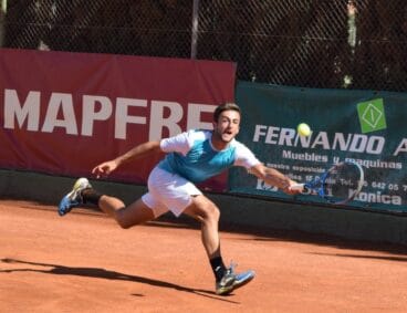 javier barranco golpeando una pelota