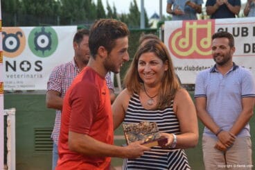 Javier Barranco recibiendo su trofeo