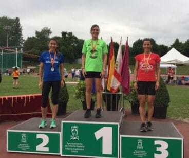 lili riva en el podio de vitoria