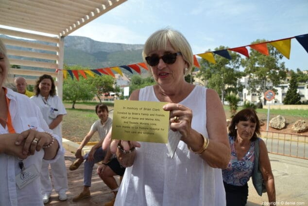 linn muestra la placa conmemorativa en la pergola donada a la pedrera