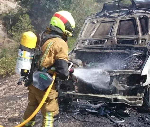 los bomberos sofocan el incendio de un vehiculo