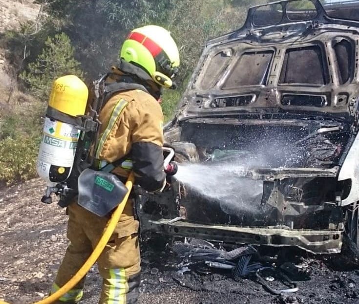 Arde un vehículo de alta gama mientras circulaba por la autopista entre Dénia y Benissa 1 los bomberos sofocan el incendio de un vehiculo
