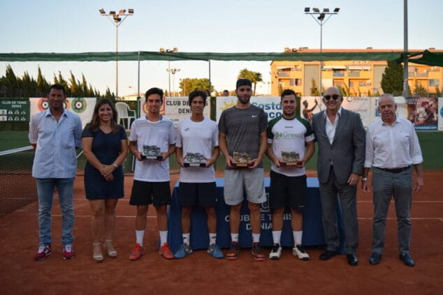 los finalistas con las autoridades