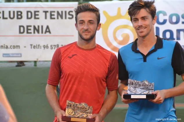 los finalistas con sus trofeos