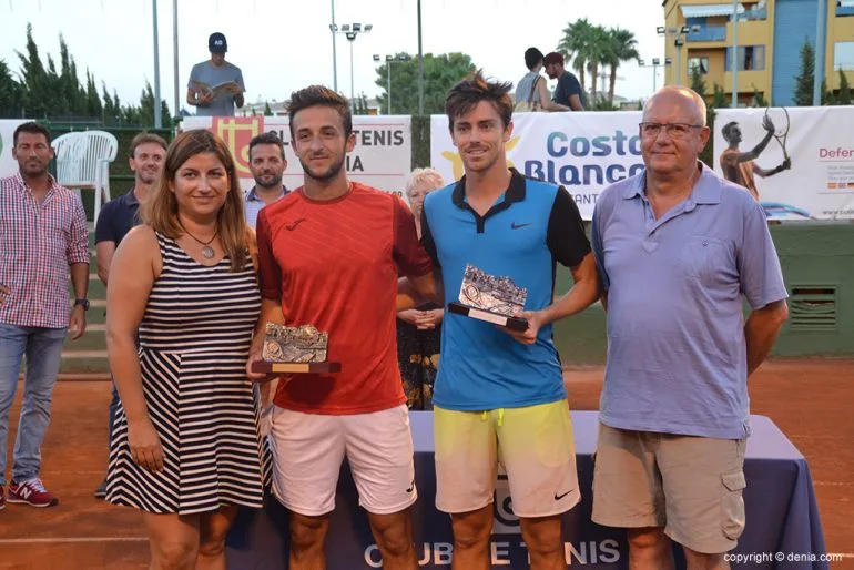 Los finalistas junto a las autoridades