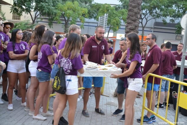 Los quintos 2018 repartieron 3.000 cocas a 1.500 personas en la calle La Vía 6 los quintos comienzan con el reparto de cocas