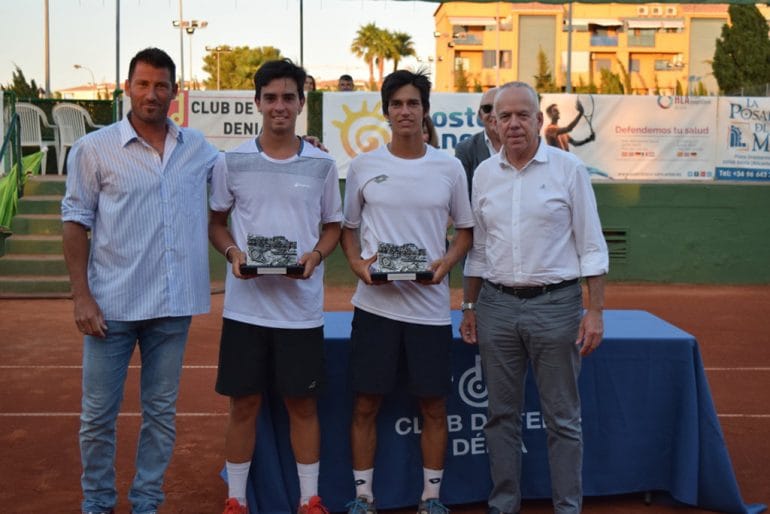 Los subcampeones del torneo con Antonio Martínez Cascales