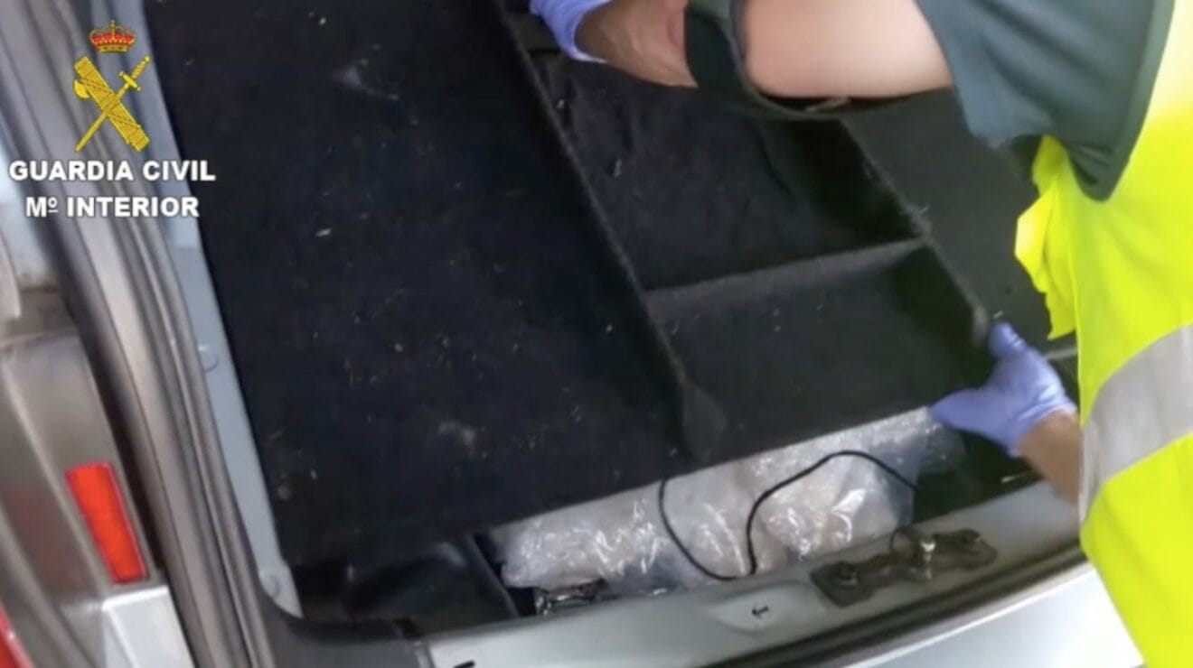 Maletero en el que viajaba la droga incautada